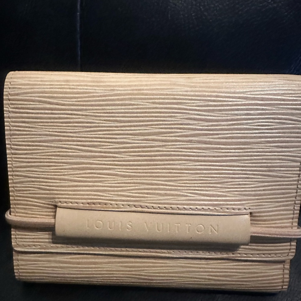 EPI- Yellow color LV wallet in excellent condition